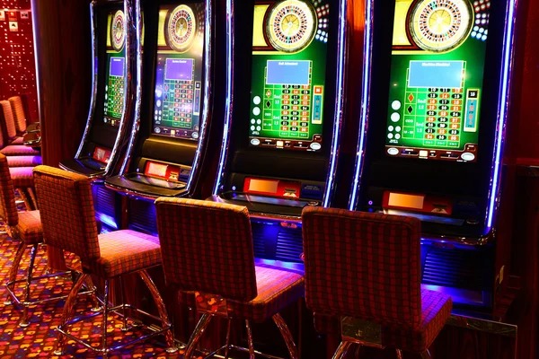 Diamond Empire slot game interface showing gem symbols and bonus features on niltoto platform